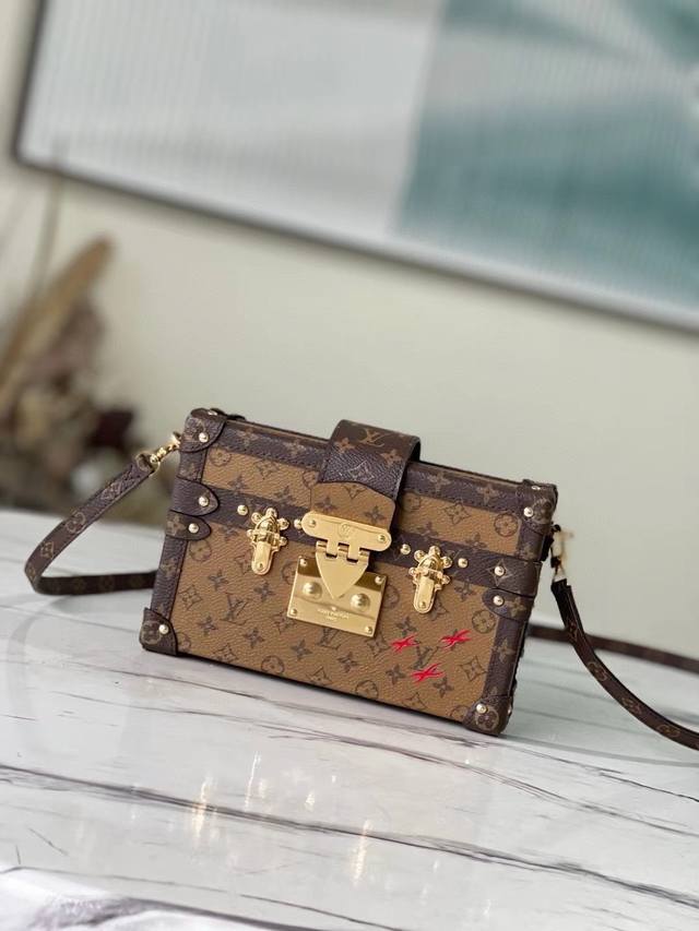 钢五金 顶级原单 M44154 M45960经典构型、Monogram Reverse 帆布、金色锁扣与饰件、乃至重现品牌传统图案的羊皮内衬,搭配丝滑小牛皮饰边 钢五金 顶级原单 M44154 M45960经典构型、Monogram Reverse 帆布、金色锁扣与饰件、乃至重现品牌传统图案的羊皮内衬,搭配丝滑小牛皮饰边