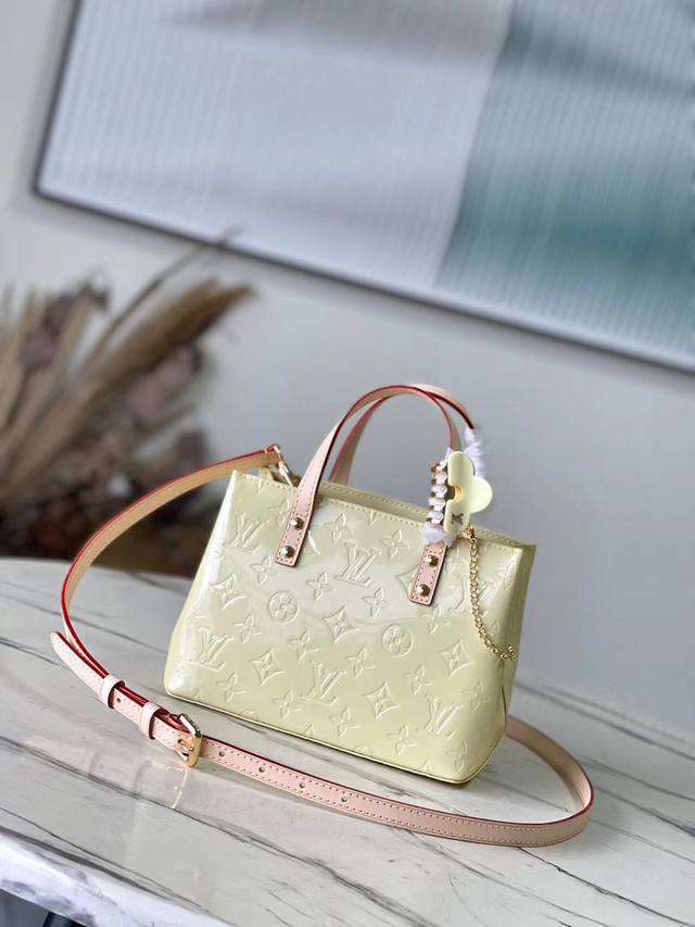 头层皮 顶级原单 M24144 黄色 本款reade小号手袋取材亮泽monogram Vemis皮革，括配牛皮革顶部手柄和肩带。粉彩色调洲源2000春夏系列的潮