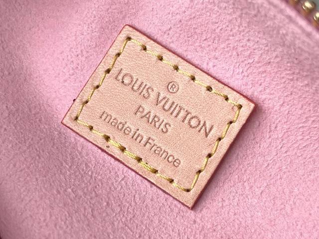 头层皮 顶级原单 M81879粉色 为了庆祝情人节,Nano Speedy包采用monogram Vernis漆皮小牛皮,具有非常光滑的效果。这款标志性spee 头层皮 顶级原单 M81879粉色 为了庆祝情人节,Nano Speedy包采用monogram Vernis漆皮小牛皮,具有非常光滑的效果。这款标志性spee