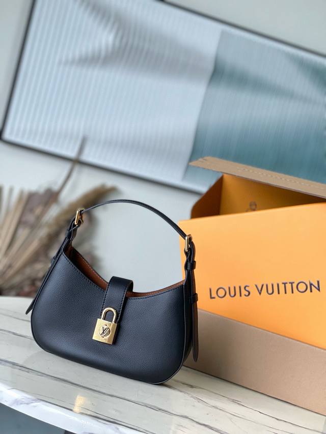 头层皮 顶级原单 M24611 黑色 本款low Key Shoulder Bag手袋以华美设计再度印证品牌精得匠艺。柔软牛皮革浸染从容色调，可调节肩号与绒面内