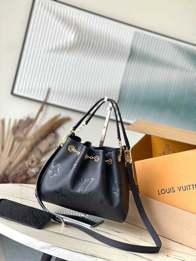 头层皮 顶级原单m47209 黑色 本款 Lv Bundle 手袋为 Monogram Empreinte 皮革搭配莹亮金属件,以抽绳链释放瞩目光采。雅致手柄和 头层皮 顶级原单m47209 黑色 本款 Lv Bundle 手袋为 Monogram Empreinte 皮革搭配莹亮金属件,以抽绳链释放瞩目光采。雅致手柄和