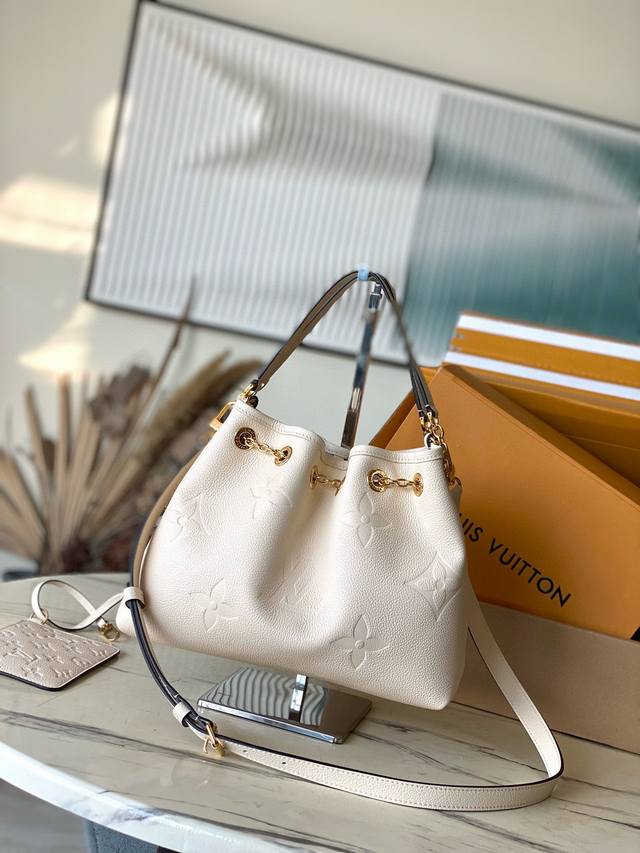 头层皮 顶级原单m25452 米白 本款 Lv Bundle 手袋为 Monogram Empreinte 皮革搭配莹亮金属件，以抽绳链释放瞩目光采。雅致手柄和