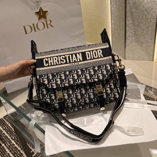 邮差包中号 经典复古学院派 不过时也背不腻 定织刺绣面料 细致还原 散漫优雅的慵懒 时髦又高雅 尺寸 29*22*12Cm