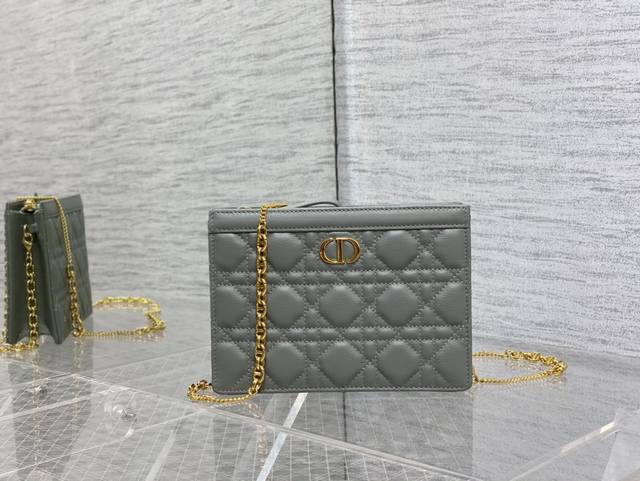 岩石灰现货 Dior Caro 拉链手拿包，复古风十足，配送链条，可以自由拆卸，多种用法，超有型的，日常使用也是妥妥的 Size:19*14*3Cm