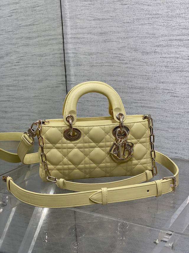 原厂皮内里配羊筋绒d-Joy小号系列,新出的尺寸更小巧,更显得精致,大爆款的节奏,包包自带两条肩带,多种背法♀,上身又美又飒,经典的菱格设计,搭配柔软的绵羊皮优 原厂皮内里配羊筋绒d-Joy小号系列,新出的尺寸更小巧,更显得精致,大爆款的节奏,包包自带两条肩带,多种背法♀,上身又美又飒,经典的菱格设计,搭配柔软的绵羊皮优