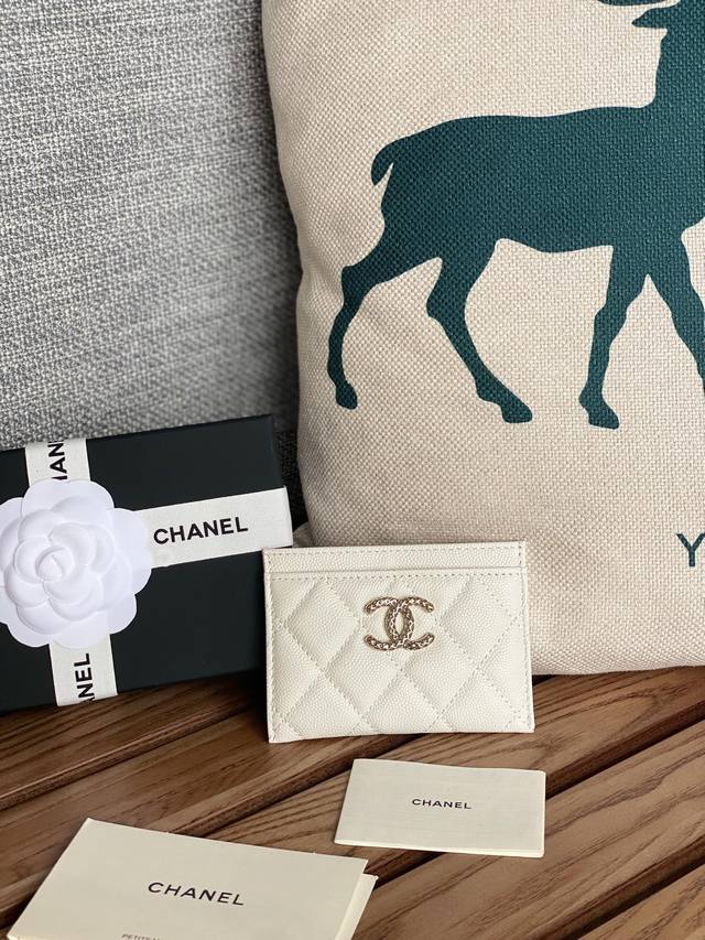 Chanel。 球纹 单张卡包款号ap3208 搭配新款luogo！格外时尚！原单品质！细节美到淋漓尽致，四个颜色 黑色 粉色 绿色 白色 全套包装！尺寸10*