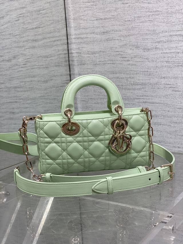 小号薄荷绿现货 原厂皮内里配羊筋绒d-Joy小号系列，新出的尺寸更小巧，更显得精致，大爆款的节奏，包包自带两条肩带，多种背法♀，上身又美又飒，经典的菱格设计，搭