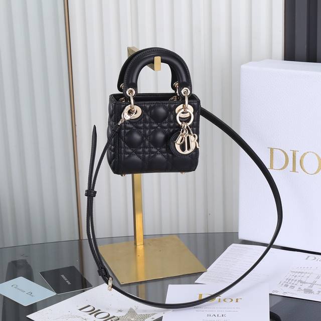 原厂级 羊绒内里 超迷你三格 Lady最新micro系列，一只什么都装不下，只能装下可爱的小包包，采用柔软的绵羊皮精心制作，标志性的字母五金扣，精巧的包形，简约