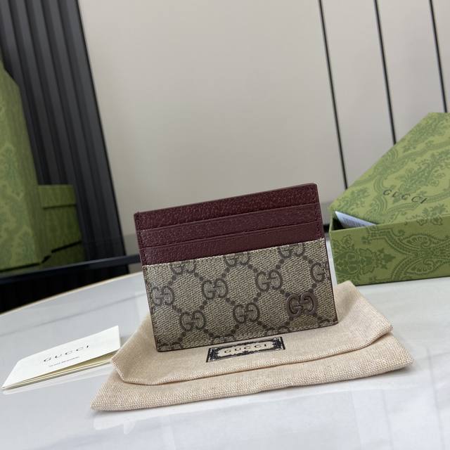 配全套原厂绿盒包装 饰gg细节卡片夹。这款卡片夹采用米色和乌木色gg Supreme帆布精制而成,品牌典藏细节尽展高雅韵致。采用黑色小巧gg配件细节,为整体设计 配全套原厂绿盒包装 饰gg细节卡片夹。这款卡片夹采用米色和乌木色gg Supreme帆布精制而成,品牌典藏细节尽展高雅韵致。采用黑色小巧gg配件细节,为整体设计