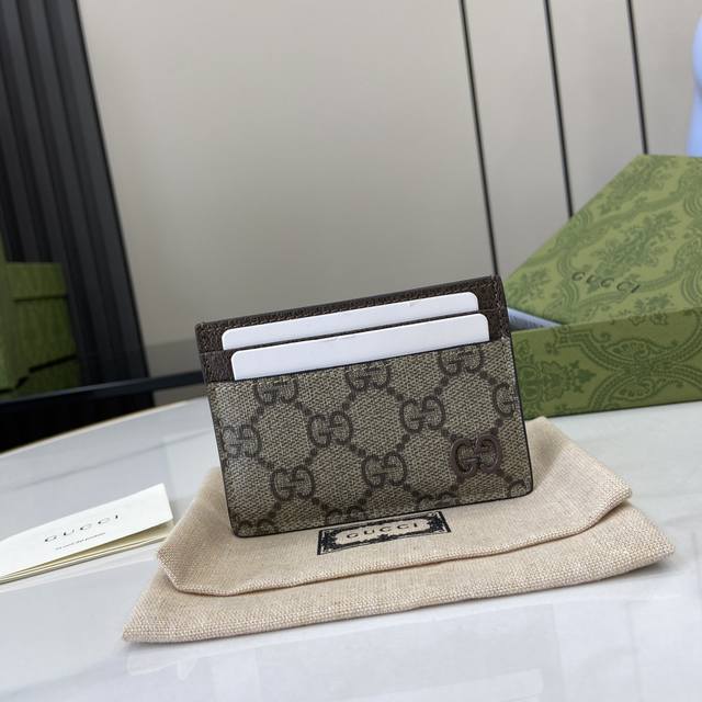 配全套原厂绿盒包装 新品 饰gg细节卡片夹 这款卡片夹采用米色和乌木色gg Supreme帆布精制而成,品牌典藏细节尽展高雅韵致。采用蓝色小巧gg配件细节,为整 配全套原厂绿盒包装 新品 饰gg细节卡片夹 这款卡片夹采用米色和乌木色gg Supreme帆布精制而成,品牌典藏细节尽展高雅韵致。采用蓝色小巧gg配件细节,为整