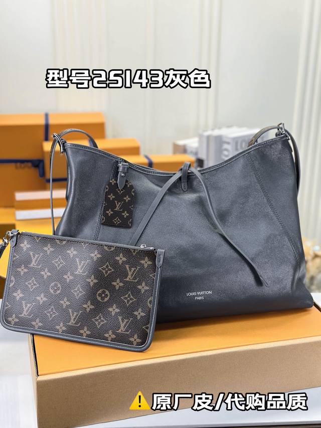 M25143灰色大号 本款 Carryall Dark 中号手袋以柔软羊皮革塑造时尚慵懒廓形，为 2024 春夏秀场造型增添瞩目姿彩。抛光金属件与触感良好的微皱