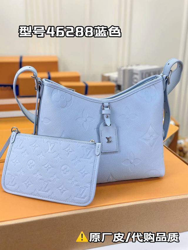 M46288蓝色 本款 Carryall 小号手袋取材 Monogram Empreinte 压纹粒面牛皮革，为可拆卸名牌点缀金属 Lv 字母。内设口袋和通过皮 - 点击图像关闭