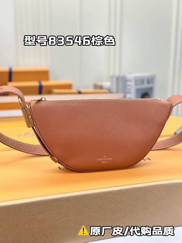 M83546棕色 腰包月亮包系列 Low Key Bumbag 手袋 M11429 黑色 M83546 棕色low Key Bumbag是一种现代、简约的设计，