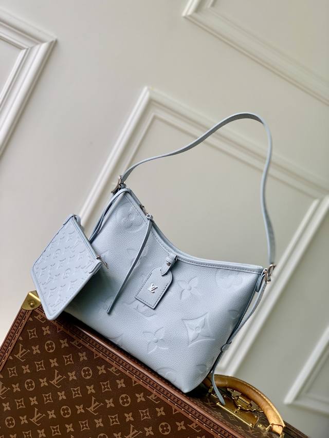 M46288蓝 本款 Carryall 小号手袋取材 Monogram Empreinte 压纹粒面牛皮革，为可拆卸名牌点缀金属 Lv 字母。内设口袋和通过皮革