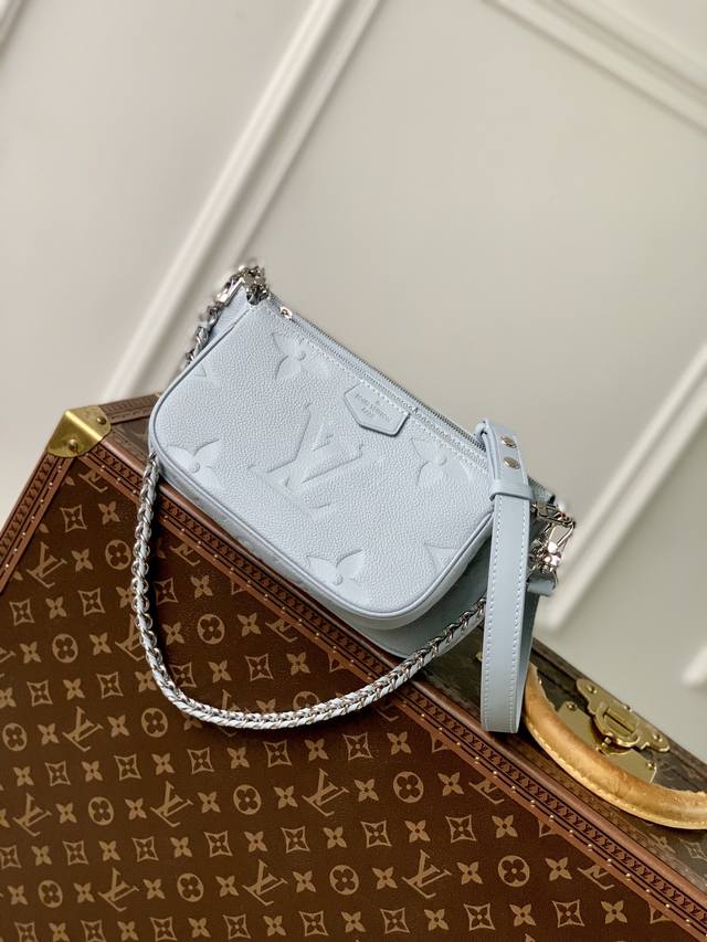 M47173蓝 M80399本款 Multi Pochette Accessoires 手袋以 Monogram Empreinte 皮革塑造轻盈构型，将独立的