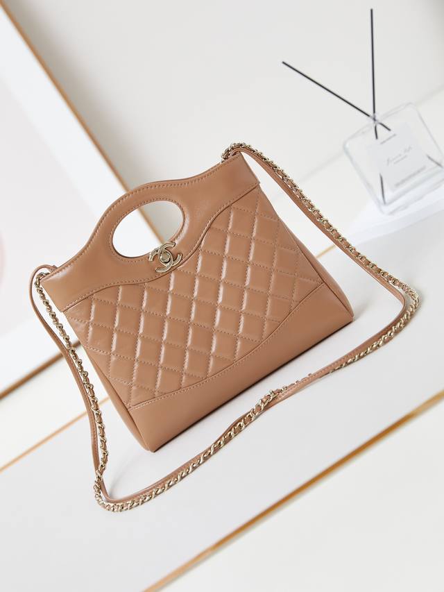 24B31Bag托特包回归，时髦百搭，还特别实用。肩带可以背，还有手柄可以提。优雅精致复古的感觉，耐看又大气，很难不爱 款号as4133 尺寸22-23-5.5