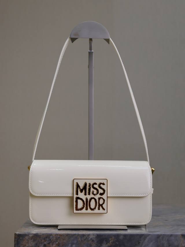 Miss Dior 翻盖手袋 漆皮米白色 这款 Miss Dior 翻盖手袋于迪奥二零二四秋冬成衣系列发布秀上全新亮相,重新诠释 Dior 经典款式的现代优雅气 Miss Dior 翻盖手袋 漆皮米白色 这款 Miss Dior 翻盖手袋于迪奥二零二四秋冬成衣系列发布秀上全新亮相,重新诠释 Dior 经典款式的现代优雅气