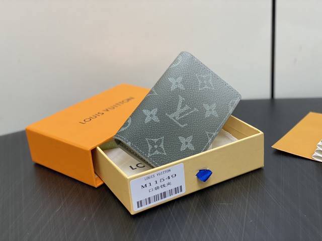 原单精品 M11548灰绿 卡包钱包系列 口袋钱夹 此款路易威登口袋钱夹身材小巧，功能强大，可存放信用卡、纸币与票据，可轻易放入手袋或衣服口袋中。尺寸：7.5