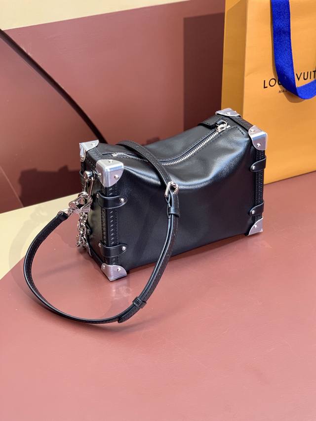 出厂价 M11350 黑色银扣！本款以柔软羊皮革塑造、2024春夏秀场型、抛光金属件与触感良好的微邹纹理互为映衬！皮料是意大利a级皮料是在于品质。尺寸:21X1