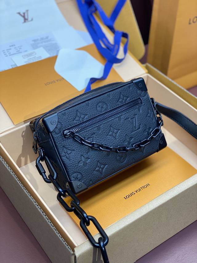 出厂价 升级版本m5 2 压花黑 Mini Soft Trunk ！本款 Mini Soft Trunk 手袋为粒面牛皮革压印 Monogram 图案，令加固包