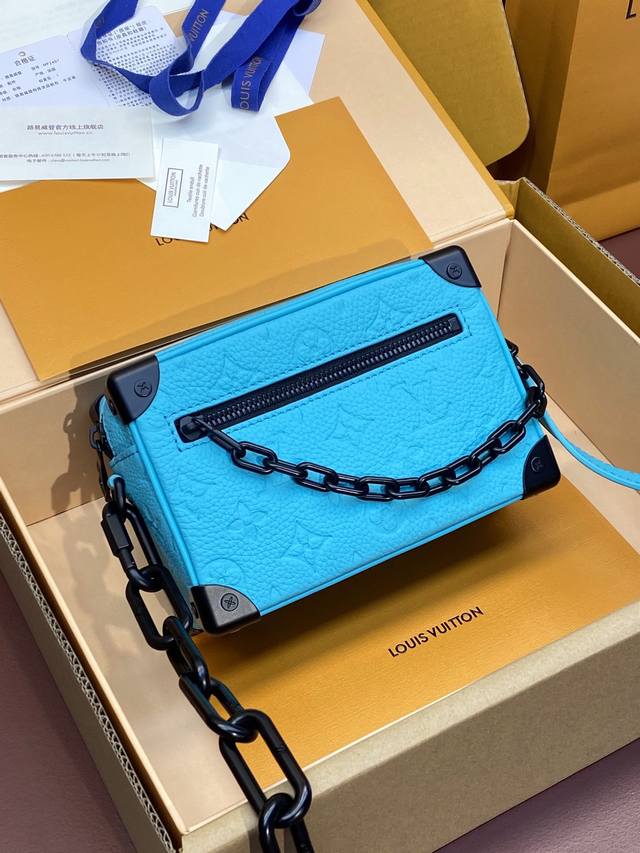 出厂价 升级版本m11673 压花mini Soft Trunk ！本款 Mini Soft Trunk 手袋为粒面牛皮革压印 Monogram 图案，令加固包