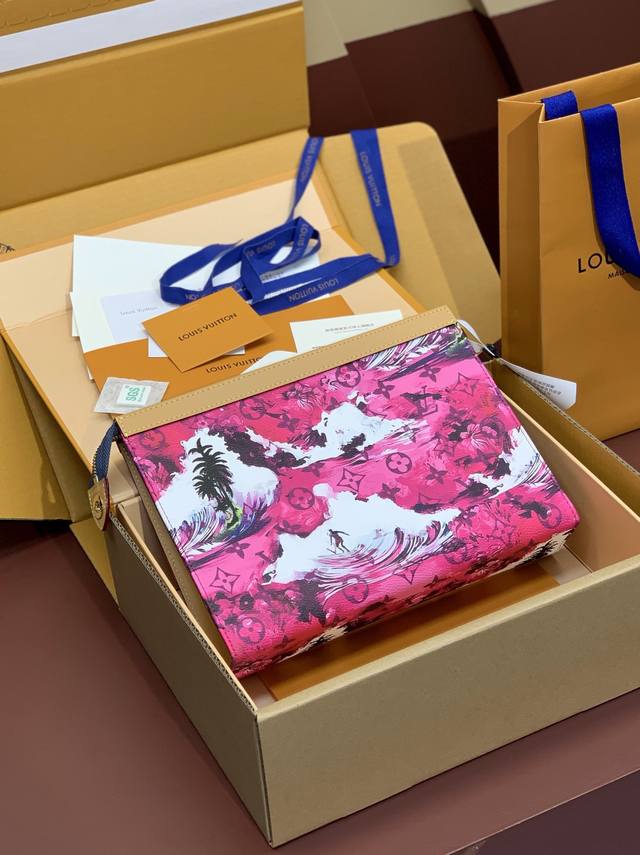 出厂价 升级版本m41696 枚红、芯片版！Virgil Abloh 以滑板主题焕新 Pochette Voyage 手袋设计，再令缥缈如云的 Lv 标识浮现于