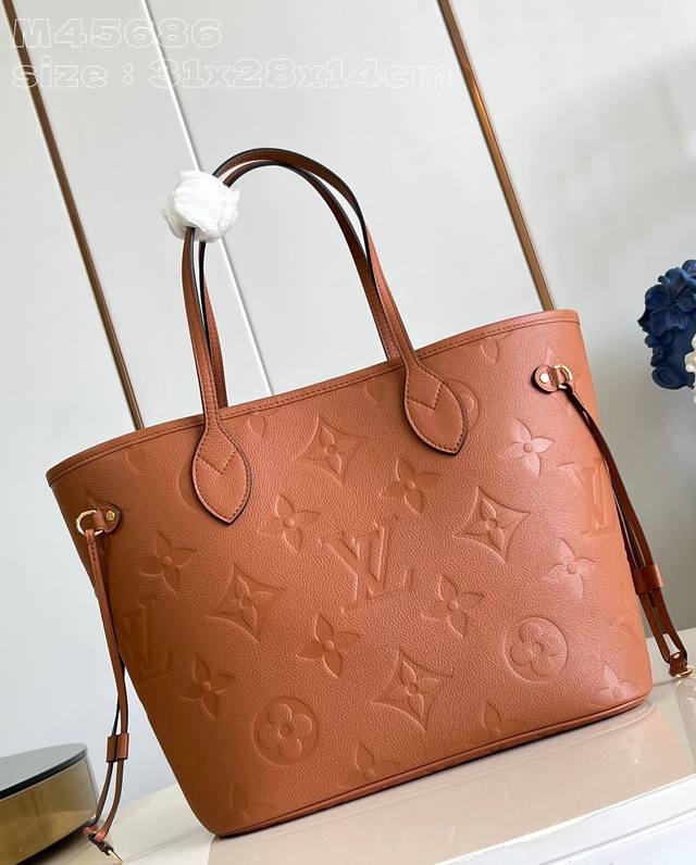 出厂价 顶级原单 M45686棕压花 本款 Neverfull 中号手袋取材 Monogram Empreinte 粒面皮革，搭配微纤维内衬和金属件。收紧或放松 - 点击图像关闭