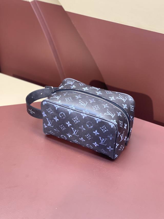 出厂价 M11670 变码芯片！ 此款采用头层牛皮制作！ 本款 Locker Do Kit 盥洗袋采用 Brushed Monogram 皮革包裹可水洗内衬，以