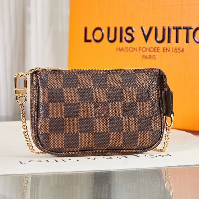 顶级原单麻将包 M58009独家实拍 这款饰物包以拉链开合，附金链条，可附扣到大部分路易威登手袋设有的d形环上。尺寸：15.5×10.5×4Cm，0011