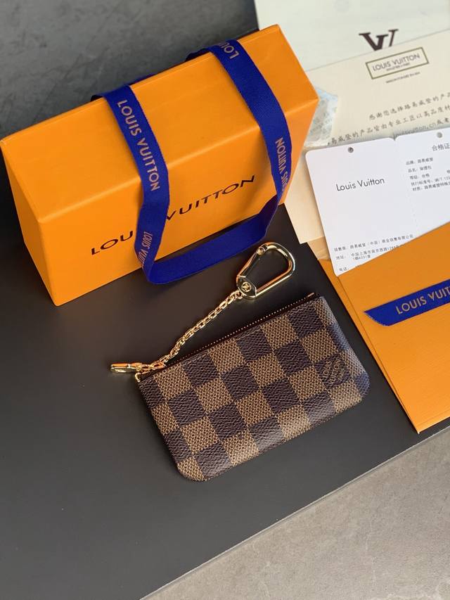 顶级原厂 N62658 咖格!这款钱包让不由然想起阳光海滩的悠然,设有钥匙扣,可轻易紧扣到大部分路易威登手袋均设有的 D形环上,日常佩带,漂亮又实用。尺寸:12 顶级原厂 N62658 咖格!这款钱包让不由然想起阳光海滩的悠然,设有钥匙扣,可轻易紧扣到大部分路易威登手袋均设有的 D形环上,日常佩带,漂亮又实用。尺寸:12