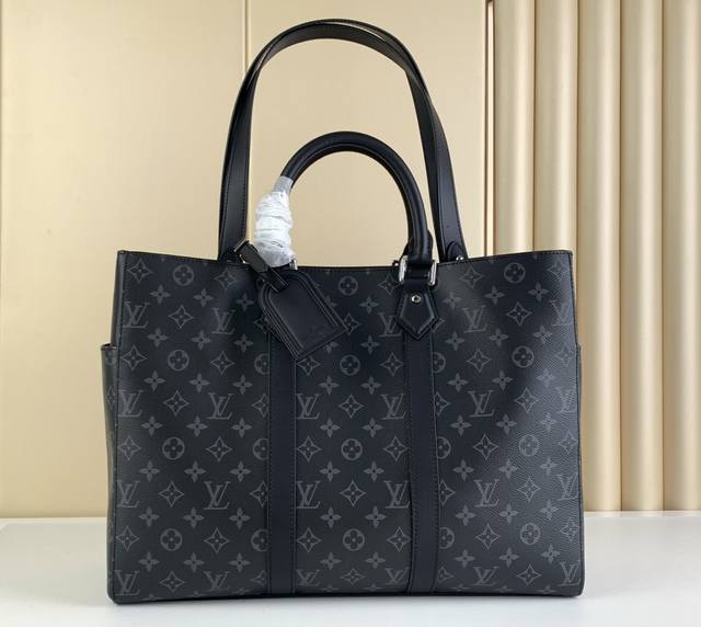 顶级原单 Sac Plat 24H 公文包手袋 M46451 黑花 作为 Sac Plat 系列中的宽大版型手袋,Sac Plat 24H 手袋拥有皮革衬料、大 顶级原单 Sac Plat 24H 公文包手袋 M46451 黑花 作为 Sac Plat 系列中的宽大版型手袋,Sac Plat 24H 手袋拥有皮革衬料、大