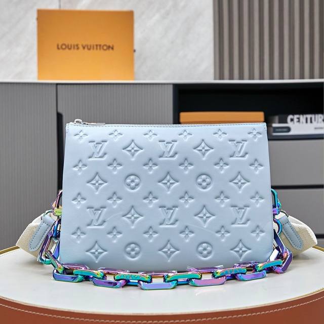 顶级原单 M11436 Coussin 小号手袋以蓬松羊皮革打造潮流又不失舒适的贴身廓形，轻松驾驭由昼入夜的任意造型。粗犷链条闪烁斑斓虹彩，内部隔层配有中央拉链