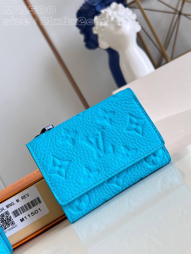 顶级原单 独家实拍 M11500 本款slender Pilot飞行员钱包由全粒面taurillon牛皮制成，饰有低调的monogram压花。这款小巧的钱夹正面