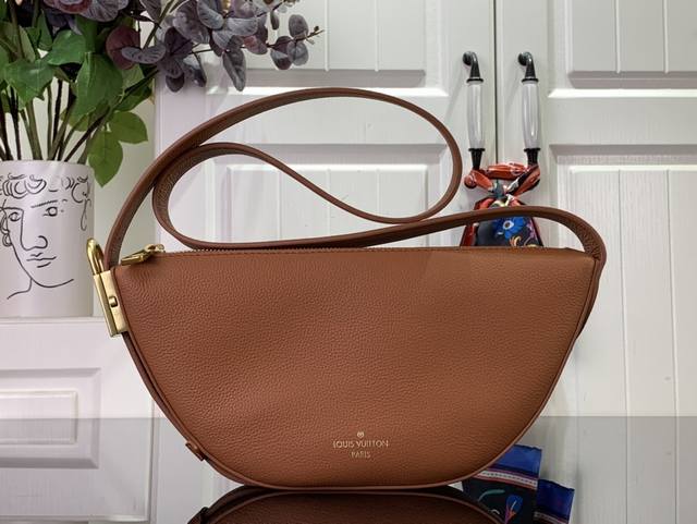 顶级原单 Low Key Bumbag M11429 黑色 M83546 棕色 Low Key Bumbag是一种现代、简约的设计，辅以极其柔软、光滑的小牛皮和