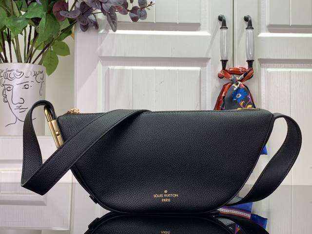 顶级原单 Low Key Bumbag M11429 黑色 M83546 棕色 Low Key Bumbag是一种现代、简约的设计，辅以极其柔软、光滑的小牛皮和