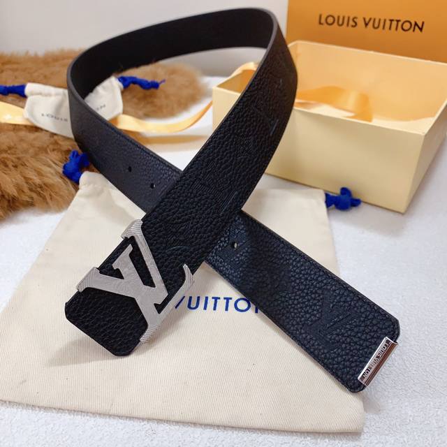 配图片正品包装，Lv路易威登正版同步经典版型字母纯钢扣，版型高档时尚，看工艺皮质即知，精细打磨五金扣件 宽度4.0Cm 高清实拍大图