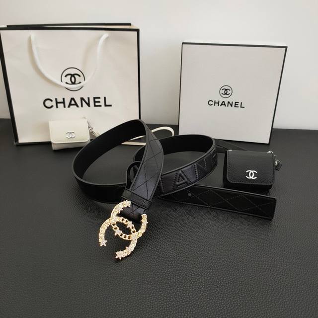 小香套装系列，搭配新款专柜零钱耳机包可放airpods，配送正版包装小香原单精品扣经典版型，新款官网同步，宽度3.0 Cm，正版原厂头层羊皮皮料，实物对比即知，