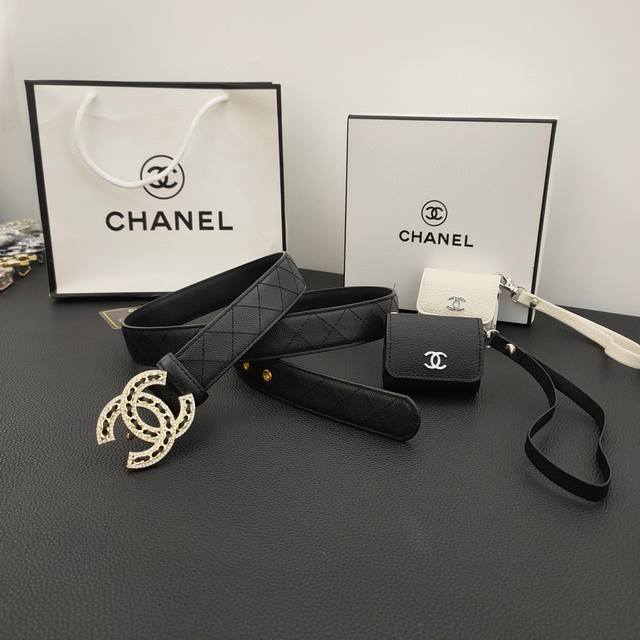 小香套装系列，搭配新款专柜零钱耳机包可放airpods，配送正版包装小香原单精品扣经典版型，新款官网同步，宽度3.0 Cm，正版原厂头层羊皮皮料，实物对比即知，