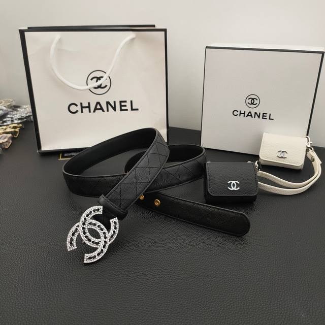 小香套装系列，搭配新款专柜零钱耳机包可放airpods，配送正版包装小香原单精品扣经典版型，新款官网同步，宽度3.0 Cm，正版原厂头层羊皮皮料，实物对比即知，