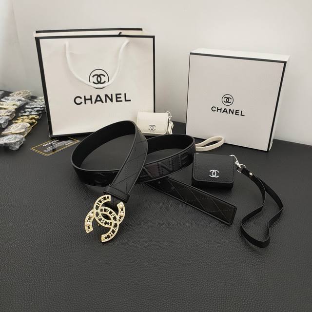 小香套装系列，搭配新款专柜零钱耳机包可放airpods，配送正版包装小香原单精品扣经典版型，新款官网同步，宽度3.0 Cm，正版原厂头层羊皮皮料，实物对比即知，