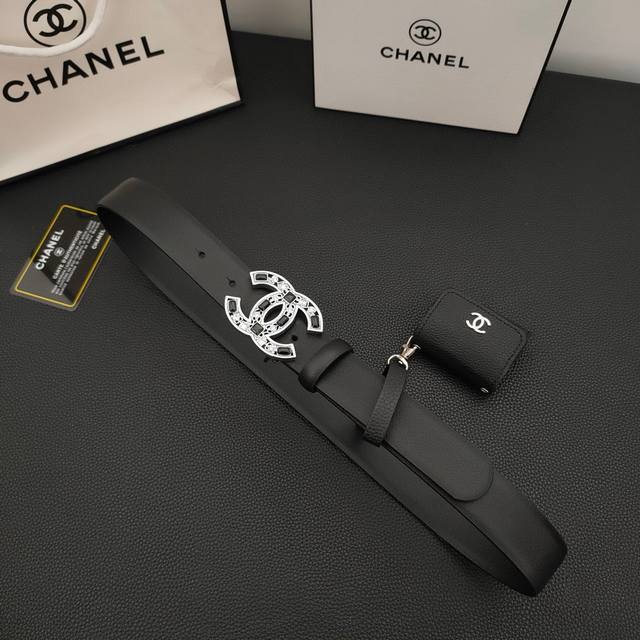 小香新款腰包套装系列配送正版包装小香原单精品扣经典版型，搭配便携式小包，可装airpods等蓝牙耳机盒，新款官网同步，宽度3.0 Cm，正版原厂头层牛皮皮料，实