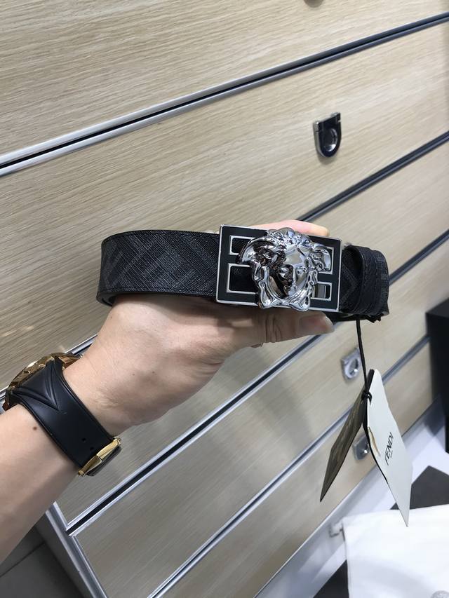 范思哲 意大利进口专柜专用印花帆布配荔枝纹底,搭配真空电镀亮面人头纯铜扣,官网新款,专柜有售,市场顶级品质,支持验货 配送全套专柜包装,宽度 3.5Cm 范思哲 意大利进口专柜专用印花帆布配荔枝纹底,搭配真空电镀亮面人头纯铜扣,官网新款,专柜有售,市场顶级品质,支持验货 配送全套专柜包装,宽度 3.5Cm