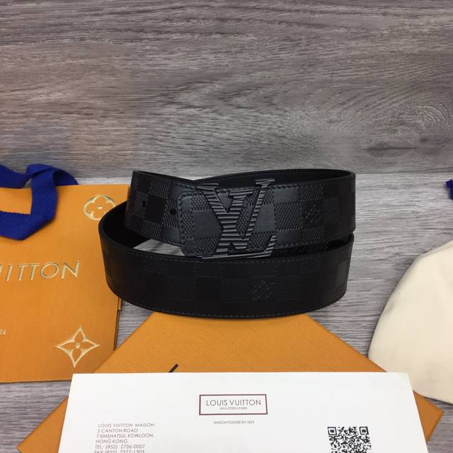 Lv 意大利进口头层压花小牛皮配平纹底，搭配真空电镀水波纹纯铜扣，经典款式，专柜有售，市场顶级品质，支持验货 配送全套专柜包装，宽度 4.0Cm