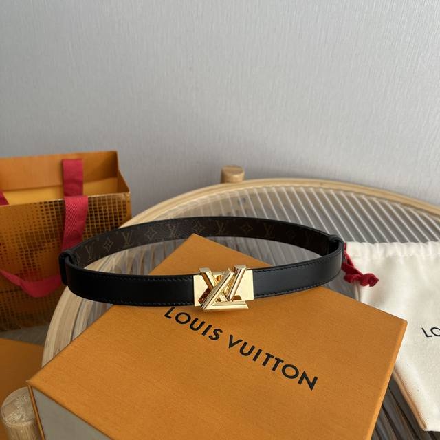 Lv 意大利进口头层小牛皮配印花帆布底，搭配真空电镀亮面纯铜扣，官网新款，专柜有售，市场顶级品质，支持验货 配送全套专柜包装，宽度 Cm