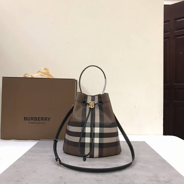 配送礼品袋 B家抽绳水桶包，装饰 Burberry 格纹，搭配意大利鞣制皮革边饰和 Tb 专属标识。16 X 26 X 26Cm可拆可调式斜背带.1个内插袋.可