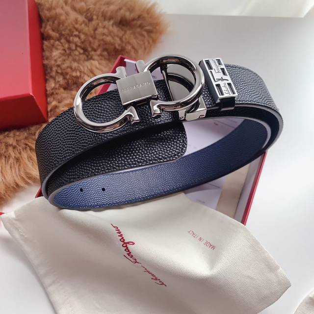 菲拉格慕官网同步新款更新，进口皮系列，缀以双色饰面 Gancini扣饰增添点睛韵致，双面鱼子酱纹，长度可调节。可裁剪皮带或增加孔眼，打造紧身或宽松版型，3.5C