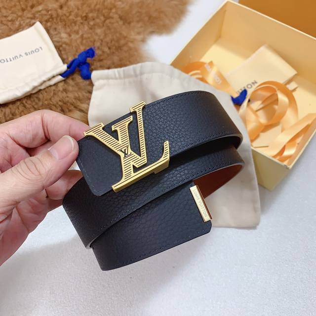 配图片正品包装，Lv路易威登正版同步经典版型字母纯钢扣，版型高档时尚，双面双色荔枝纹，看工艺皮质即知，精细打磨五金扣件 宽度4.0Cm 高清实拍大图