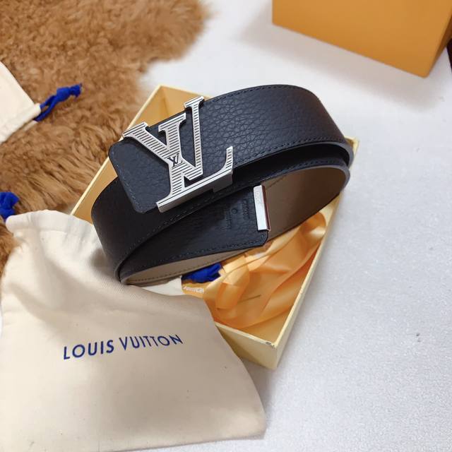 配图片正品包装，Lv路易威登正版同步经典版型字母纯钢扣，版型高档时尚，双面双色荔枝纹，看工艺皮质即知，精细打磨五金扣件 宽度4.0Cm 高清实拍大图