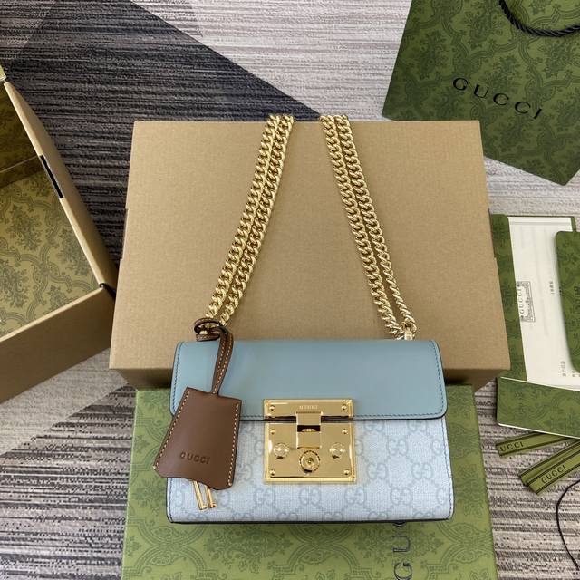 配全套包装 Padlock系列小号肩背包 这款小号肩背包以品牌手工行李箱工作室起源为灵感来源，采用灰蓝色gg Supreme帆布打造，亮眼呈现挂锁式锁扣开合，搭