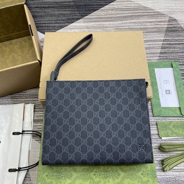 配全套包装 新品 饰gg细节手拿包 作为品牌经典之作，Gg Supreme帆布已然成为gucci设计世界的标志性面料。这款手拿包通体点缀字母交织图案。Gg配件为
